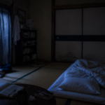 借金2,000万円を抱え、一睡もできず夜を過ごした古い和室のイメージ